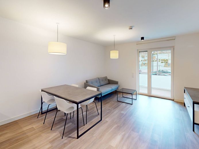 URBAN BASE: Vollmöbliertes 2-Zimmer-Apartment mit EBK, BALKON, ALL-IN-MIETE, UVM. im Wiesbadener Stadtzentrum – Ansicht I: Wohnzimmer