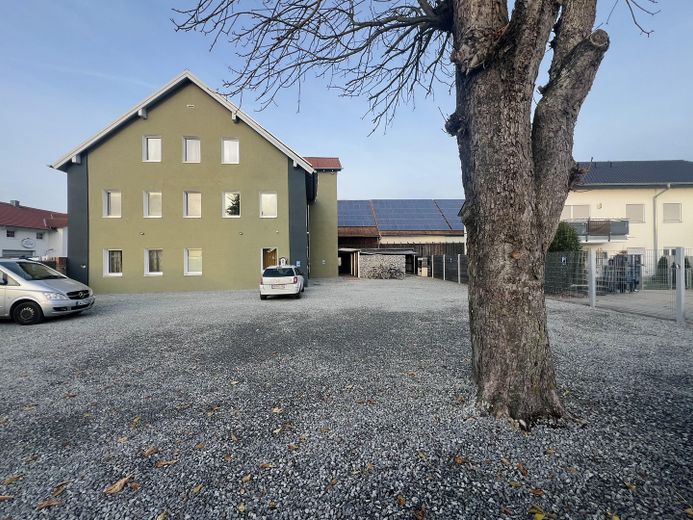 Straubing yakınlarında 11 konut birimli apartman – tamamen kiralanmış ve komisyonsuz – Außenansicht