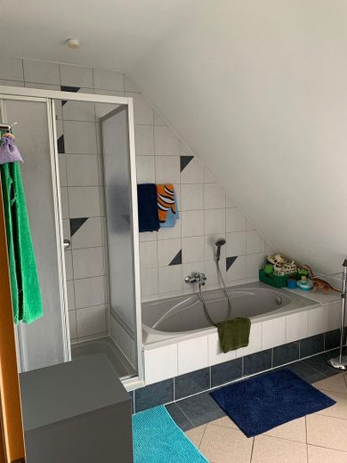 Schöne DHH am Ortsrand mit unverbautem Blick // 147qm Wohnfläche / 7 Zimmer / Einziehen & Wohlfühlen – Hauptbad (OG)