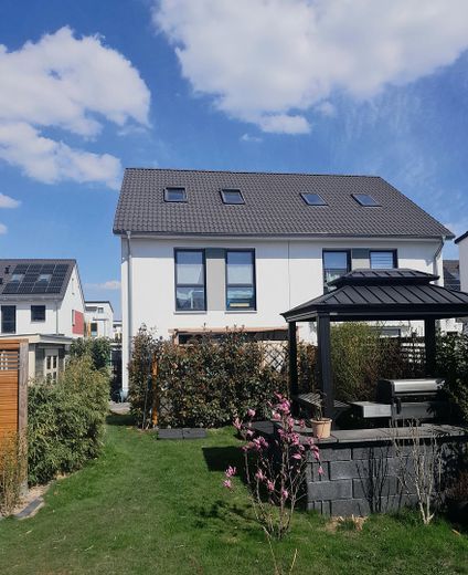 provisionsfrei,5 Zi  modern,schöner Garten,Pool – Foto 1