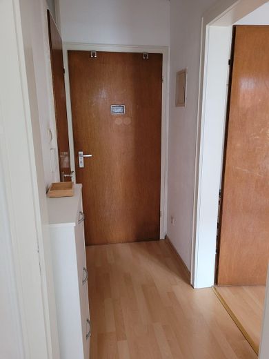 Schöne 1,5-Zimmer-Wohnung mit Balkon + STP in toller Stadtlage von Karlsruhe – Eingangsbereich