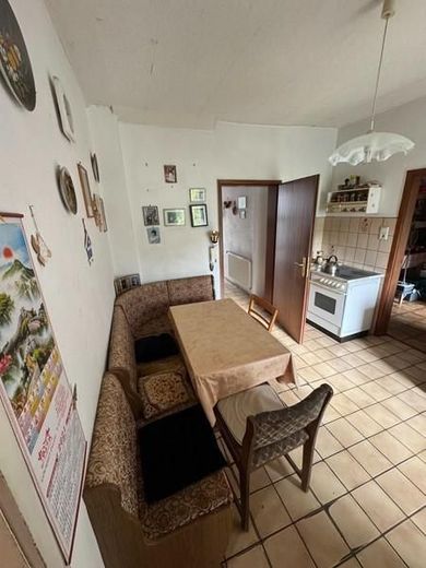 Großes Einfamilienhaus auf 1.500 m² Grundstück mit Scheune &amp; attraktivem Entwicklungspotenzial – 8 EG kl. Küche mit Eßecke