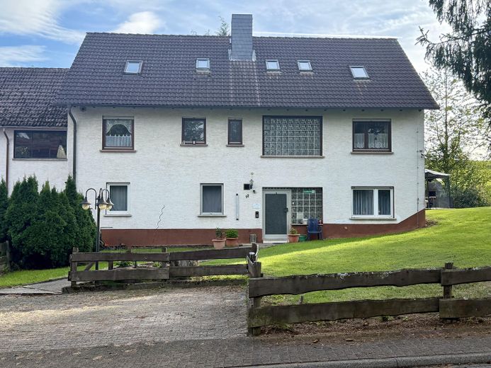 Vielseitiges Wohn- und Gewerbeobjekt mit Hallen & Werkstatt in naturnaher Lage – Hausansicht