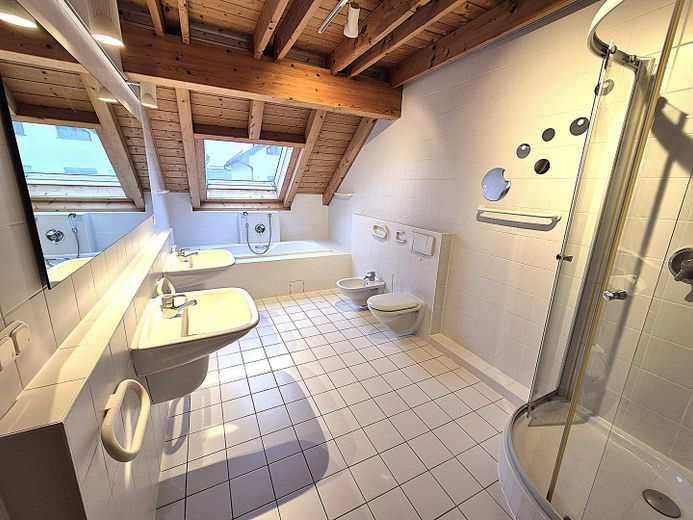 Frankfurt-South, in Dietzenbach-Steinberg, very nice house with large garden, garage, fitted kitchen and sauna. – 10_Bad im OG