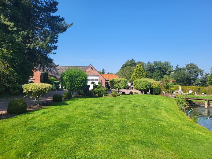 Exclusive detached house near Norddeich with pool, sauna, horse keeping – Garten