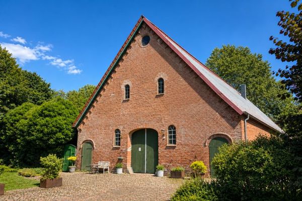 ToHuus Immobilien: toller Resthof auf ca. 15.000 m² Grundstück in Sichtweite zum Nordseedeich ...