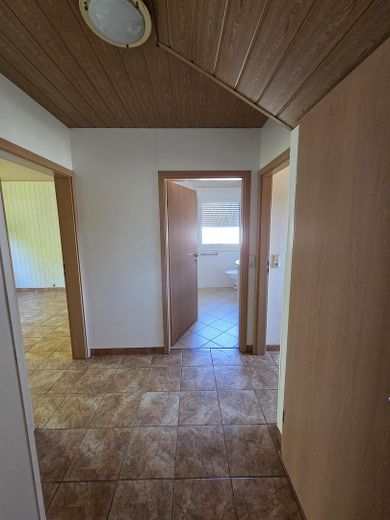 Schönes freistehendes Einfamilienhaus zu verkaufen – Flur EG 2