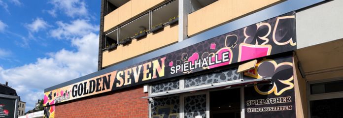 Local commercial aménagé avec salle de jeux et 4 places de stationnement à Wuppertal-Barmen...