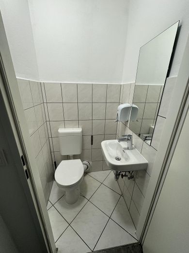 Immeuble commercial complet avec 10 chambres rénovées, un rez-de-chaussée à usage flexible et un potentiel d’aménagement dans les combles – 1. und 2. OG - Zimmer 
