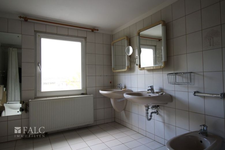 Großzügige Doppelhaushälfte – Badezimmer