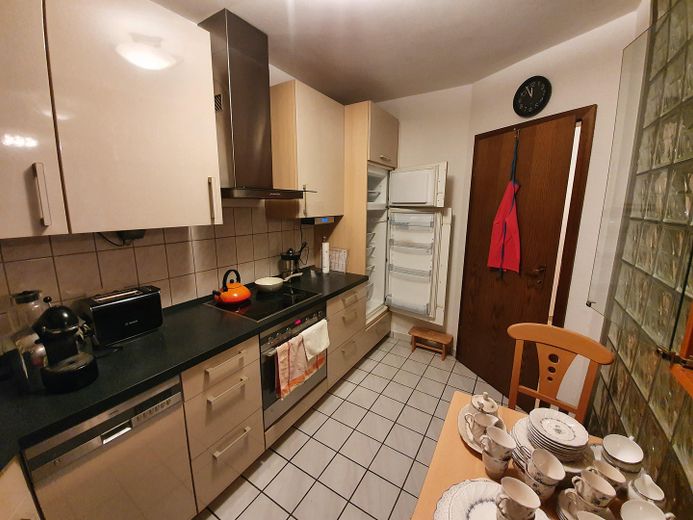 2,5 odalı Altenbochum, balkon, sakin, yeşil, merkezi, banyo: küvet + duş, gerçek ahşap parke – Kücheneingang