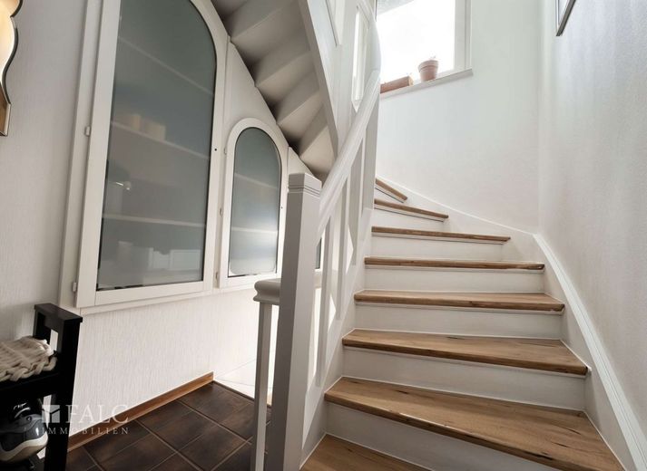 Mehr als eine Immobilie: Ein Lebens- und Arbeitsort mit Geschichte – Treppenhaus Wohnung