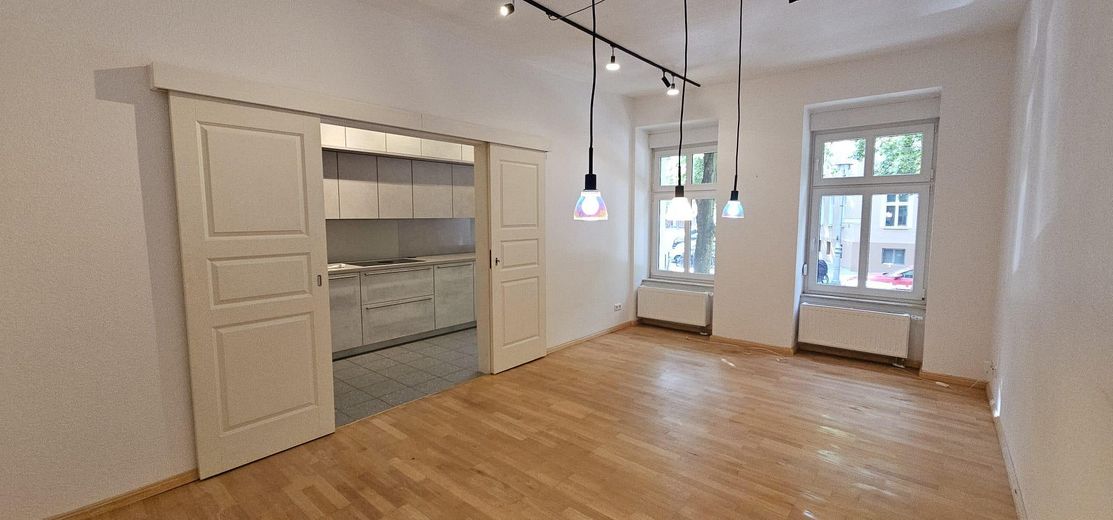 Wohnen am Zionskirchplatz – sanierter Altbau in einer der schönsten Lagen Berlins – Wohnzimmer zur Küche