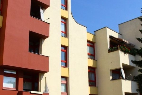 Apartamento soleado de 2 habitaciones con logia orientada al sur – complejo cuidado, ubicación excelente, alquiler sólido.