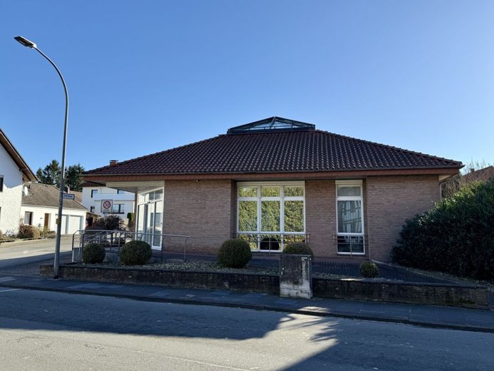 Flexible 240 m² Gewerbefläche - Bungalow für moderne Arbeitswelten – Westansicht