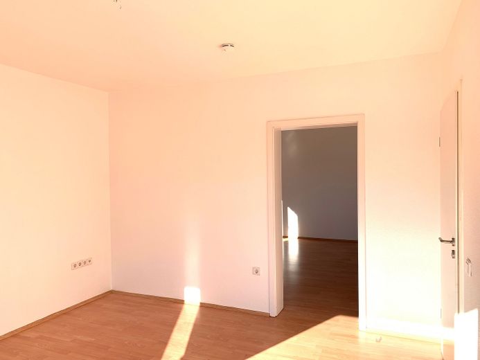 Schöne helle 2,5-Zimmerwohnung mit neuem Tageslichtduschbad und Süd-Westbalkon – Wohnzimmer