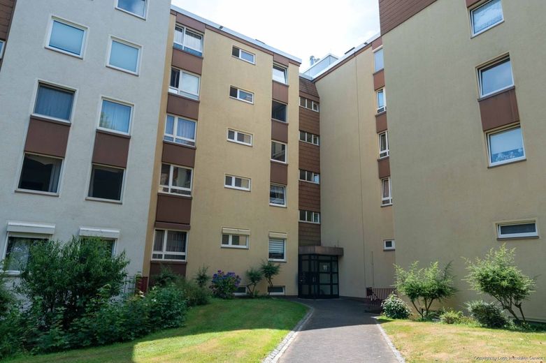 Bezugsfreie 2-Zimmer-Eigentumswohnung mit Sonnenloggia, Aufzug &amp; Tiefgarage – Hauszugang