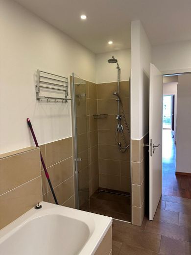 4 Zimmer Wohnung in einer Stadtvilla in Schmargendorf, Fußbodenheizung, Terrasse, 2 TG Stellplätze – Masterbad