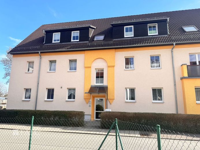 Extravagante Wohnung mit exklusivem Bad und Balkon sowie privatem Stellplatz und Einbauküche – Haus - Vorderansicht