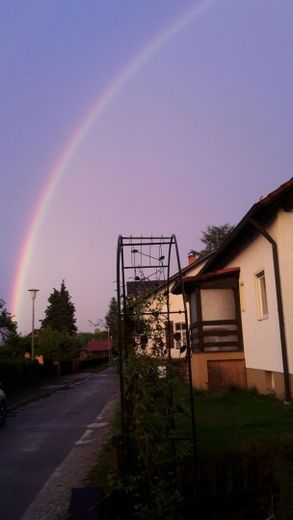 Regenbogen vorm Hauseingang