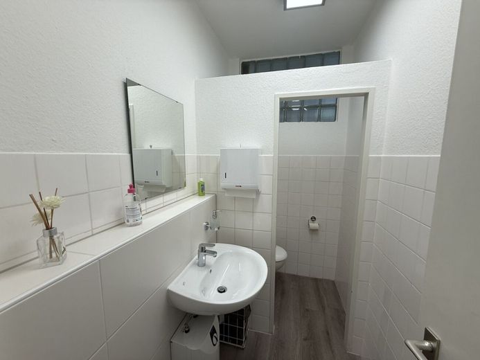 Attraktive Kapitalanlage mit ca. 6,45 % Rendite - Postverteilzentrum mit Wohn- und Gewerbeeinheiten in Herford – Toiletten OG