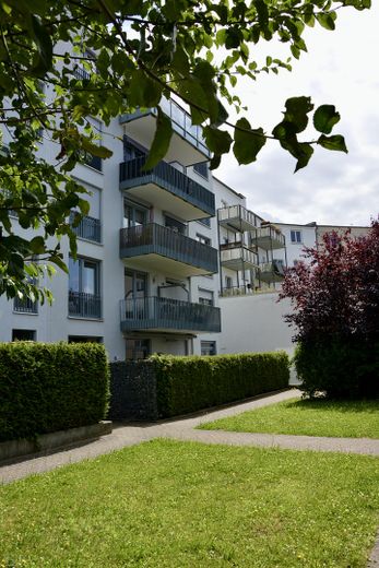Urbanes Wohnglück in der KTV – Stilvolle 4 Zimmer mit Premium-Ausstattung, mit eigener Wallbox – hintere Hausansicht