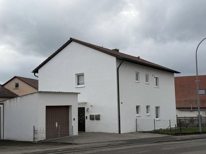 Multi-family house with large lot (3 units), ideal as a multi-generational home, for owner-occupiers or as an investment property – Außenansicht vorne