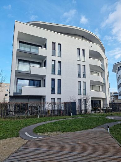 Neuwertige, hochwertige 2-Zimmer-Wohnung mit EBK & TG-Stellplatz in Ffm-Riedberg – Außenansicht