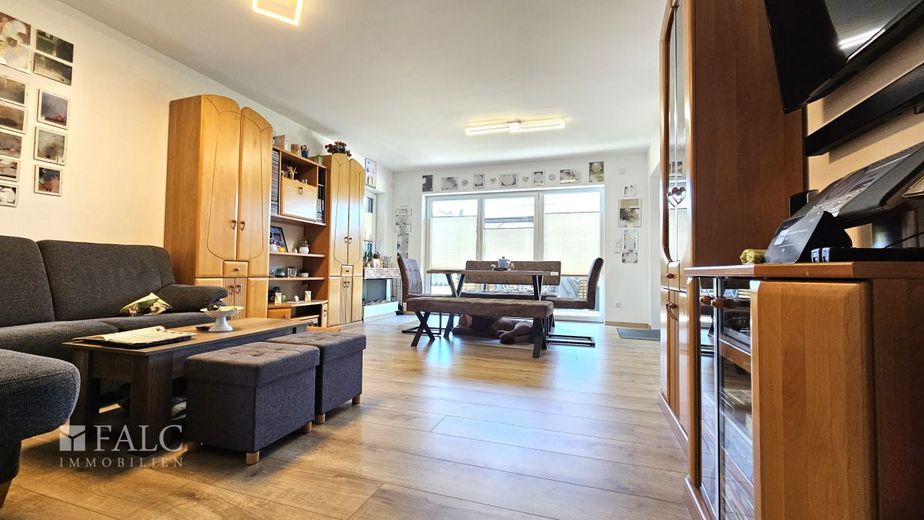 Neuwertiger Bungalow mit Einliegerwohnung &amp; hoher Energieeffizienz – Wohnzimmer