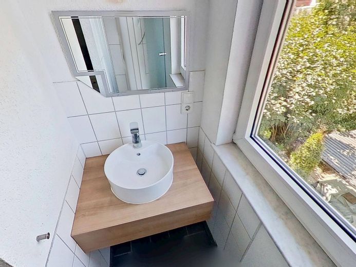 ŞÖMİNE, ankastre mutfak ve BALKONLU modernize edilmiş 2 odalı eski bina dairesi – Waschbecken
