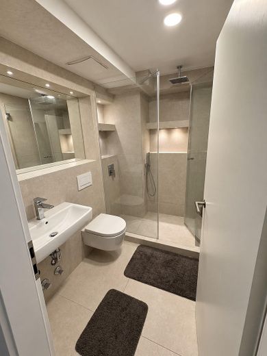 Habitación en piso compartido en alquiler – GEMEINSAMES BAD