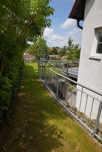 Einziehen & genießen: Provisionsfreie DHH am Moniberg mit traumhaftem Fernblick, Sauna & 3 Terrassen – Dachterrasse