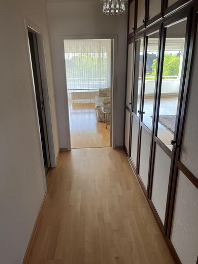 Lichtdurchflutete 2,5-Zimmer-Wohnung mit Südbalkon und Weitblick – Der Flur ohne Teppich