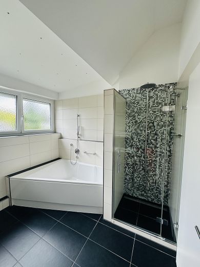 Provisionsfrei - Großzügige, lichtdurchflutete DG-Maisonette Wohnung - Fasangarten - provisionsfrei – Bad 1