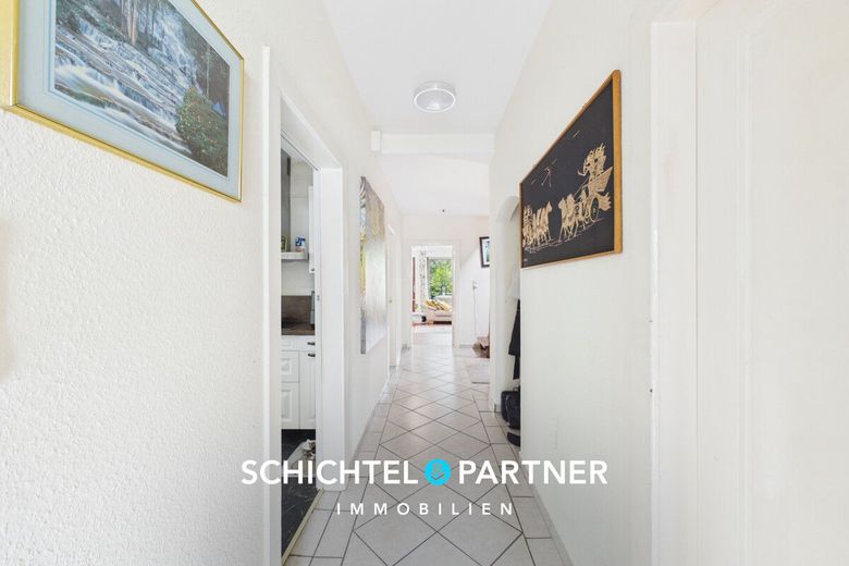 Huchting | Freistehendes Zweifamilienhaus mit großem Grundstück – S&amp;P | Flur