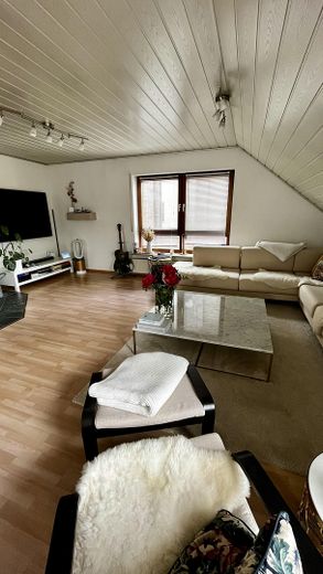 Lichtdurchflutete 3,5-Zimmer-Dachgeschosswohnung mit Balkon, Wärmepumpe und PV-Anlage – Wohnzimmer