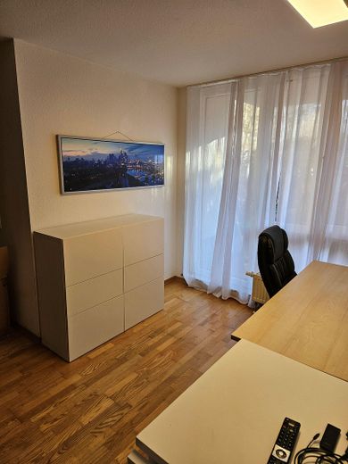 Schöne, ruhige und helle 3-Zimmerwohnung gegenüber Skyline Plaza – Wohnzimmer mit Arbeitsplatz