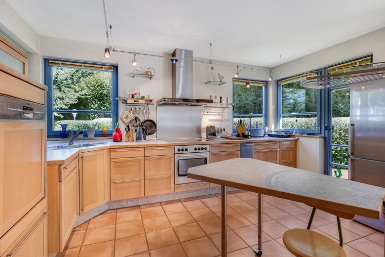 Zedernholzhaus mit Sauna, Werkstatt und Garten: viel Platz zum Wohnen, Arbeiten und Entspannen – Küche