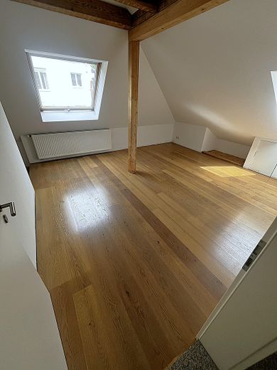 Lichtdurchflutete & klimatisierte DG-Wohnung in Stuttgart West – Schlafzimmer 1