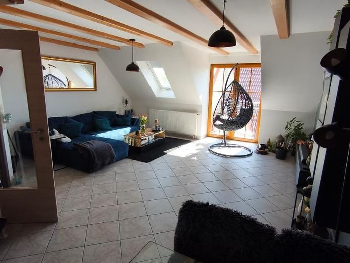 4 Zi. Wohnung in DG / Galerie mit Garten (auf Wunsch), Balkon und Garage in Höchstadt OT – Wohnzimmer Bild 2