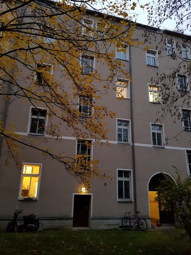 Berlin-Weißensee'de hemen taşınılabilir yenilenmiş daire 2 oda / 67 m2 – Haus Rückansicht-Wohnung hell