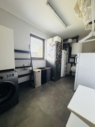 Casa unifamiliare moderna con qualità da nuova costruzione (anno di costruzione 2021), vista panoramica libera, aria condizionata e 3 posti auto in garage – Hauswirtschaftsraum