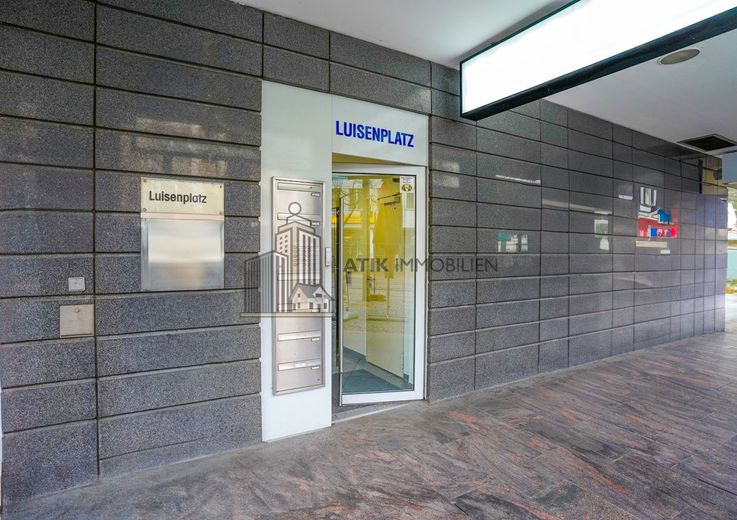 ATIK: Moderne, klimatisierte Bürofläche im obersten Stockwerk direkt am Luisenplatz - provisionsfrei – Eingangsbereich