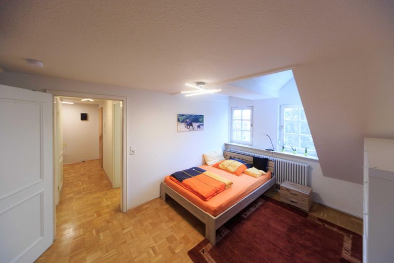 Schicke Maisonette-Wohnung mit Galerie und Loftcharakter | 2 Bäder – Schlafzimmer
