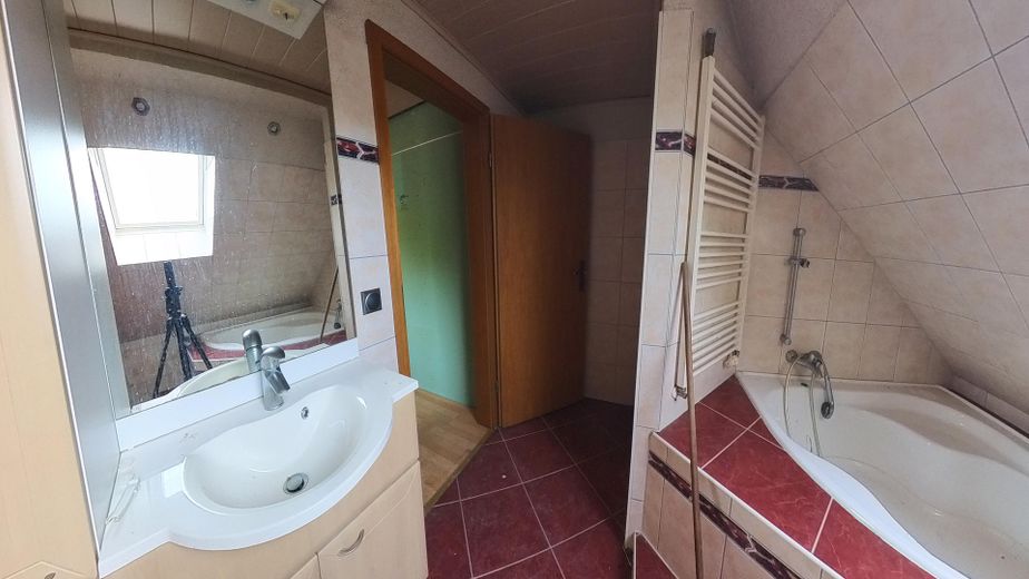 12 Zimmer | 164 m² | Doppelhaushälfte mit Entwicklungspotenzial nahe der Müritz- provisionsfrei – Bad DG