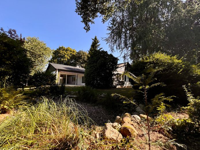 Heller 5-Zimmer-Bungalow mit Kamin, großem Garten & Doppelgarage | Stadtgrenze Hamburg – Garten