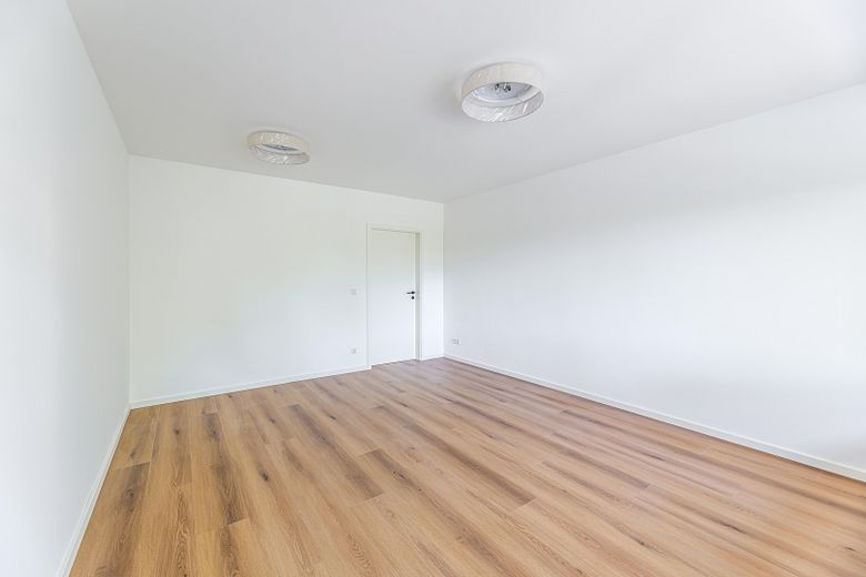 Modernisierte, frisch kernsanierte 2-Zimmer-Eigentumswohnung | 61 m² | Südbalkon – Wohnzimmer
