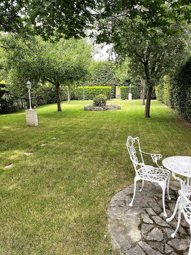 Wohnen und Arbeiten: Stilvolles Mehrfamilien- und Geschäftshaus mit großem Garten. – Garten