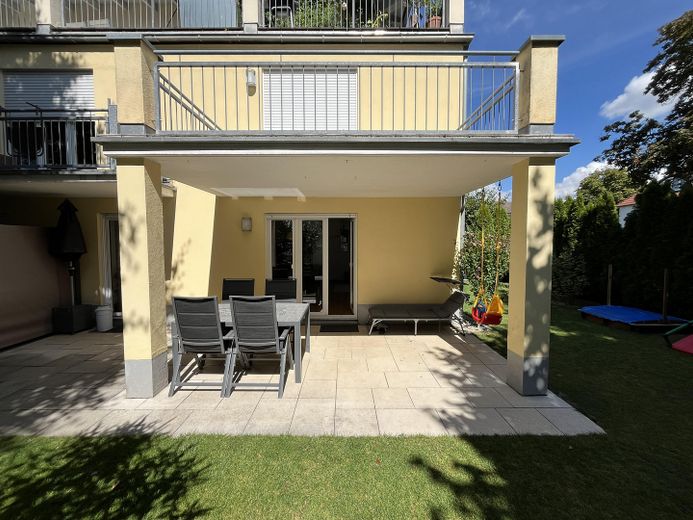Moderno appartamento al piano terra di 3,5 locali con giardino e seminterrato in posizione TOP a IN-Süd, vicino alla stazione centrale – Terrasse