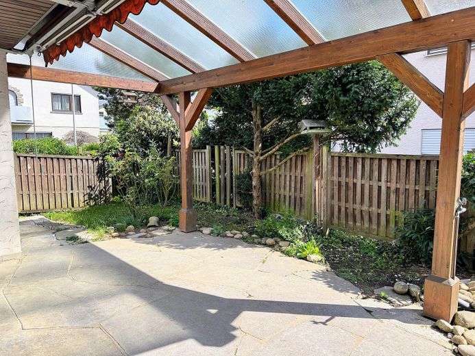 Repräsentatives 2-Familienhaus mit Ausbaupotential in begehrter Wohnlage – EG überdachte Terrasse